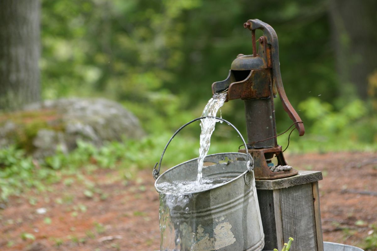 Shared Wells: Good Agreements Make Good Neighbors